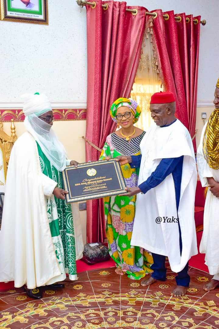 The Emir and the Pro Chancellor with his wife